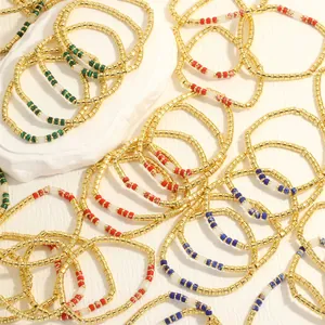 Detailweergave van handgemaakte boho kralenarmbanden met gekleurde stenen en gouden kralen