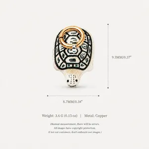 Pendentif tortue miniature en céramique peinte avec anneau de saut en cuivre doré 18K