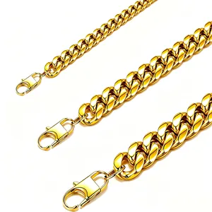 Detalle de tres anchos de cadenas cubanas de acero inoxidable dorado pulido y brillante.