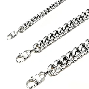 Vista detallada de cadenas cubanas de acero inoxidable plateado pulido con cierre de langosta