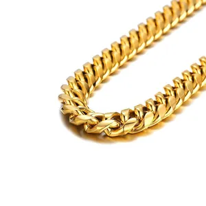 Primer plano detallado de una cadena de eslabones cubanos de acero inoxidable dorado