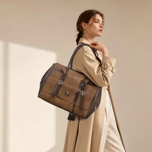 Modelo profesional con bolso tote grande de ante marrón para diario
