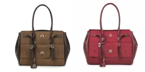 Vista detallada de bolsos tote de ante mate en color marrón y burdeos con herrajes plateados