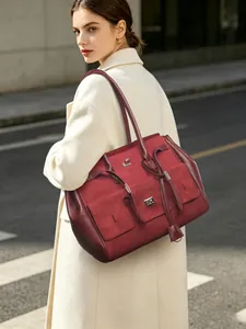 Elegante bolso tote de ante rojo con gran capacidad para el uso diario con estilo
