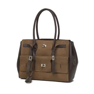 Bolso tote grande de ante marrón con bolsillos frontales y detalles en plata elegante.