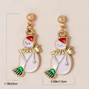 Vue détaillée de boucles d'oreilles bonhomme de neige avec étiquettes de taille.