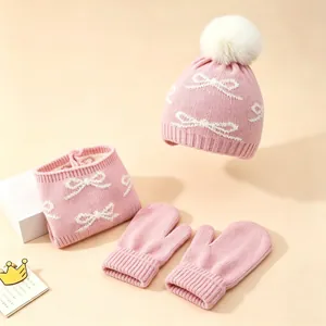 Ensemble tricot rose bébé avec bonnet, écharpe et moufles, motif jacquard nœud blanc