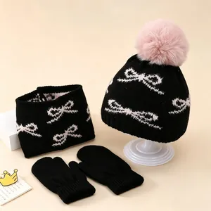 Ensemble d'hiver pour bébé avec bonnet, écharpe et gants en noir et rose