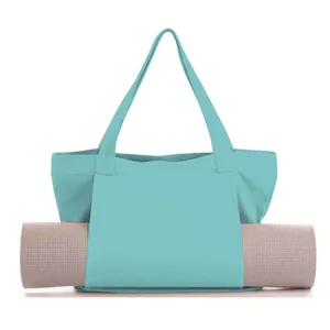 Vue détaillée du grand sac fourre-tout en toile pour yoga avec un tapis de fitness roulé