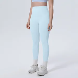 Leggings da yoga a vita alta azzurro chiaro sul modello per fitness e attività sportive