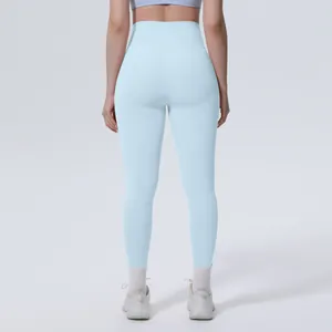Vista posteriore dettagliata dei leggings a vita alta effetto nudo celeste per fitness