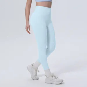 Vista laterale di un legging da yoga azzurro a vita alta indossato da una modella di fitness