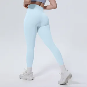 Vista posteriore dettagliata di leggings da yoga azzurri a vita alta effetto push-up.