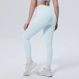 Vista posteriore dettagliata di leggings fitness azzurri a vita alta per yoga e palestra