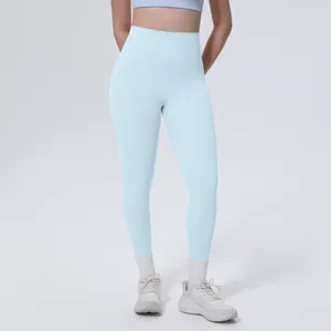 Dettaglio dei leggings da yoga azzurri a vita alta con tessuto morbido e sensazione di nudo.