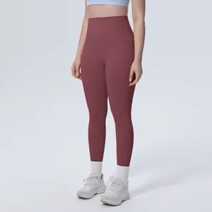 Vista dettagliata dei leggings da yoga bordeaux a vita alta per fitness e corsa sportiva