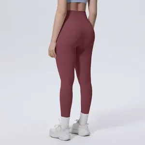 Vista posteriore dettagliata dei leggings da yoga marrone a vita alta per il fitness