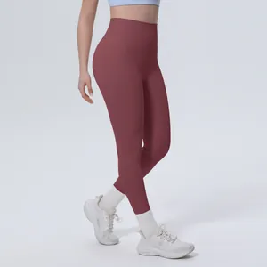 Vista laterale dettagliata di leggings a compressione rosso scuro a vita alta per sport.