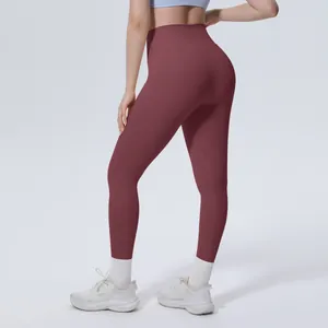 Dettaglio dei leggings da yoga bordeaux a vita alta con tessuto professionale effetto pelle