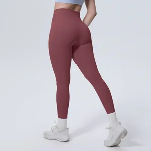 Vista posteriore di leggings da yoga bordeaux a vita alta premium con effetto push-up