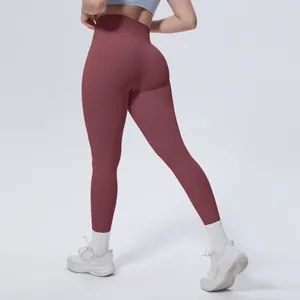 Vista posteriore dei leggings yoga a vita alta rosso scuro che mostrano la vestibilità.