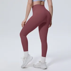 Vista posteriore dei leggings da yoga a vita alta color malva con effetto modellante