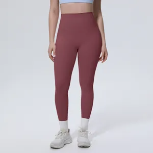 Vista completa dei leggings da yoga a vita alta rosso scuro effetto nudo su modella.