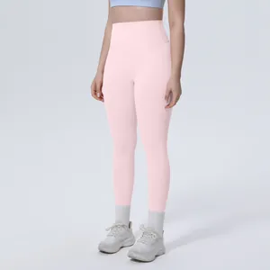 Vista intera dei leggings da yoga rosa a vita alta su una modella in studio neutro