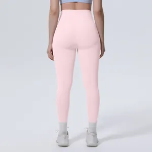 Vista posteriore dei leggings da yoga rosa a vita alta con effetto lifting sui glutei