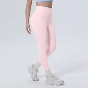 Dettaglio laterale di leggings da yoga rosa a vita alta indossati da una modella