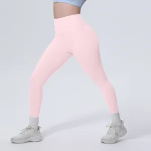 Primo piano di leggings da yoga rosa a vita alta con effetto nudo e vestibilità.