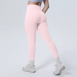 Vista posteriore di leggings yoga rosa a vita alta effetto pelle nuda su una modella fitness
