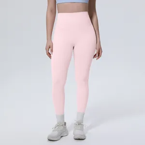 Vista dettagliata dei leggings da yoga rosa chiaro a vita alta in morbido tessuto effetto nudo