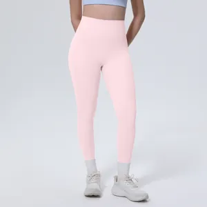Leggings da yoga rosa a vita alta che mostrano una vestibilità aderente sul modello