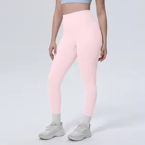 Primo piano di leggings da yoga rosa a vita alta con effetto nudo morbido e design modellante