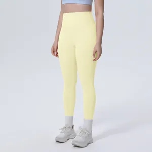 Leggings da yoga giallo chiaro a vita alta per fitness e corsa su una modella