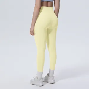 Vista posteriore dettagliata dei pantaloni da yoga giallo chiaro a vita alta modellanti.