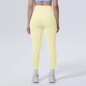 Vista posteriore dettagliata dei leggings da yoga giallo pallido a vita alta effetto push-up