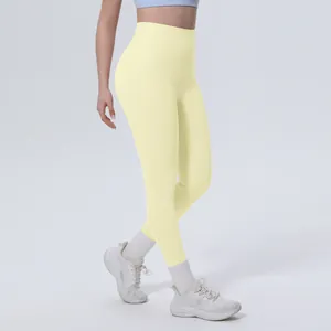 Dettaglio dei leggings yoga a vita alta giallo chiaro per fitness e palestra