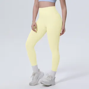 Dettaglio dei leggings da yoga a vita alta giallo pallido in morbido tessuto nude