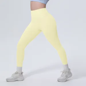 Vista dettagliata di leggings da yoga gialli a vita alta su una modella in forma