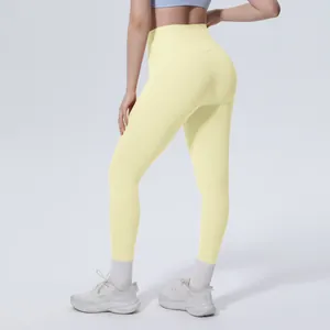 Vista dettagliata del profilo posteriore dei leggings da yoga a compressione gialli