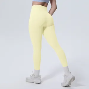 Vista posteriore di leggings da yoga a vita alta giallo pallido con vestibilità push-up