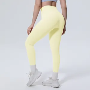 Vista posteriore di leggings yoga gialli a vita alta modellanti per fitness e sport