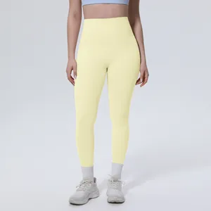 Vista frontale dettagliata di leggings da yoga a vita alta giallo pallido da donna