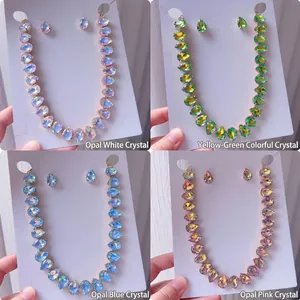 Primer plano de collares y pendientes de cristal de gota en varios colores irisados
