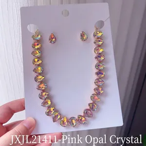 Detalle del conjunto de collar y pendientes con cristales de gota iridiscentes.