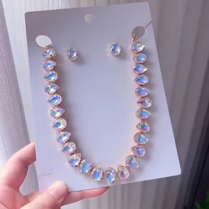 Vue détaillée d'un ensemble de bijoux collier et boucles d'oreilles en cristal irisé en goutte