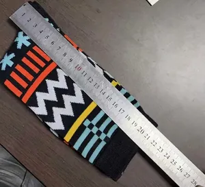 Detailansicht der Länge von bunten Jacquard-Socken mit einem Metalllineal gemessen