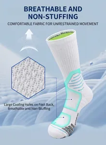 Vue détaillée des zones de refroidissement en mesh respirant sur chaussettes de basket blanches